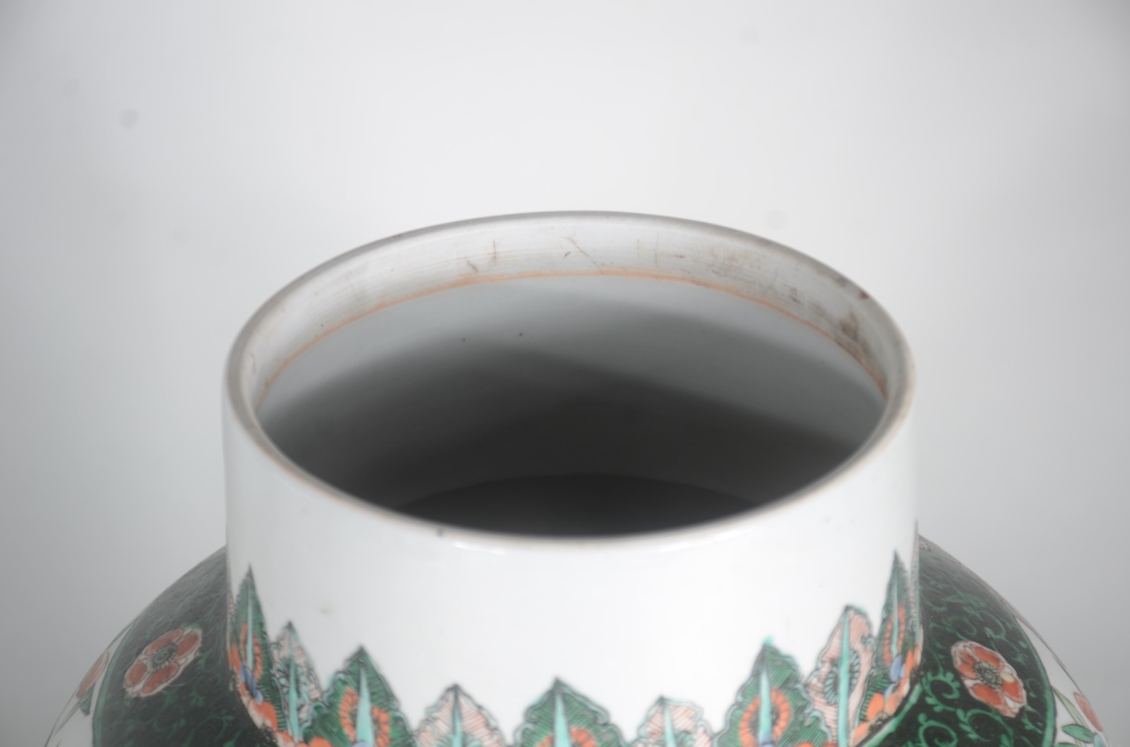 Antigo potiche de porcelana chinesa, fundo branco com folhas e flores... - foto 7 de 9