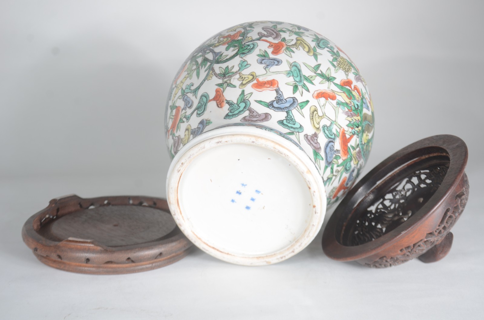Antigo potiche de porcelana chinesa, fundo branco com folhas e flores... - foto 8 de 9