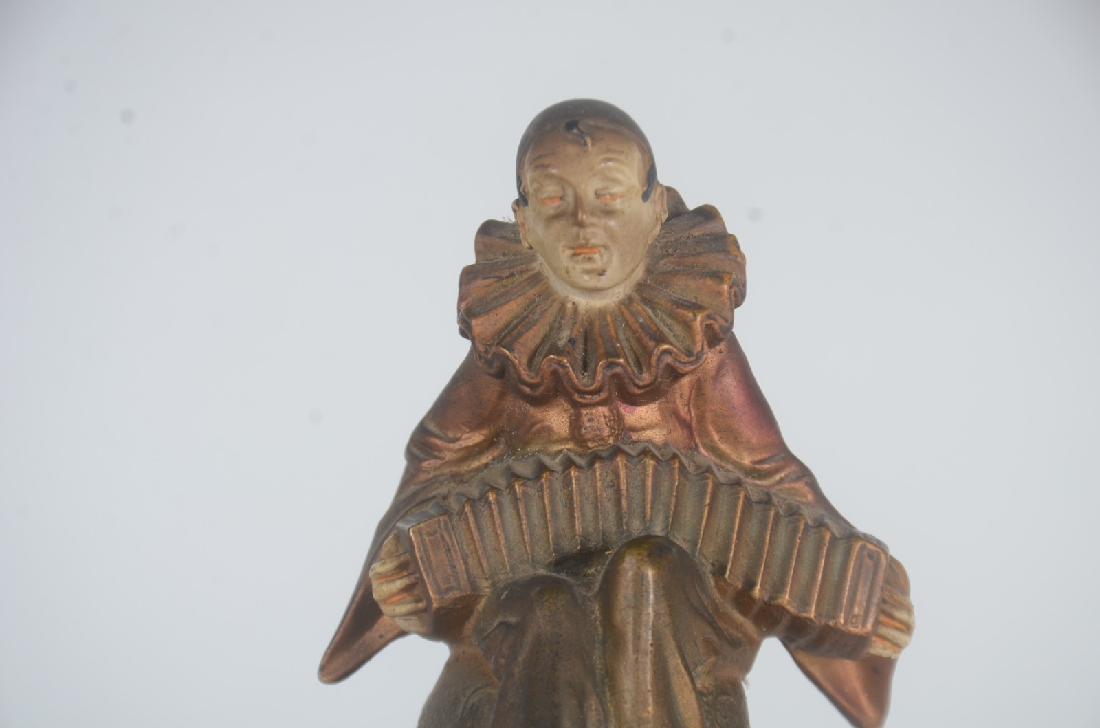 Luminária com figura de pierrot em metal policromada sobre globo de... - foto 6 de 9
