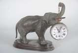 Escultura de bronze representando elefante com ... - Escultura de bronze representando elefante com relógio globo de vidro, base de madeira (com cupim). Quebrado.