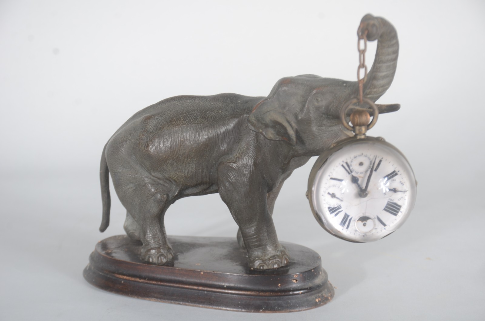 Escultura de bronze representando elefante com relógio globo de... - foto 1 de 11
