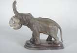 Escultura de bronze representando elefante com ... - Escultura de bronze representando elefante com relógio globo de vidro, base de madeira (com cupim). Quebrado.