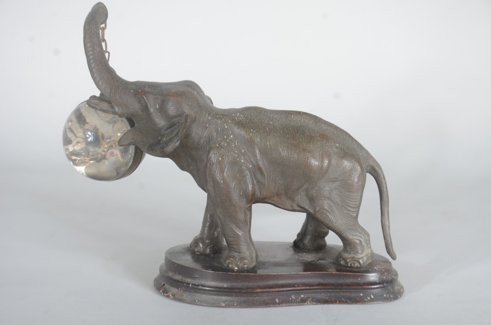 Escultura de bronze representando elefante com relógio globo de... - foto 2 de 11