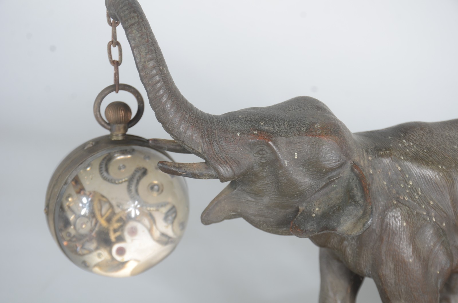 Escultura de bronze representando elefante com relógio globo de... - foto 4 de 11