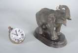 Escultura de bronze representando elefante com ... - Escultura de bronze representando elefante com relógio globo de vidro, base de madeira (com cupim). Quebrado.