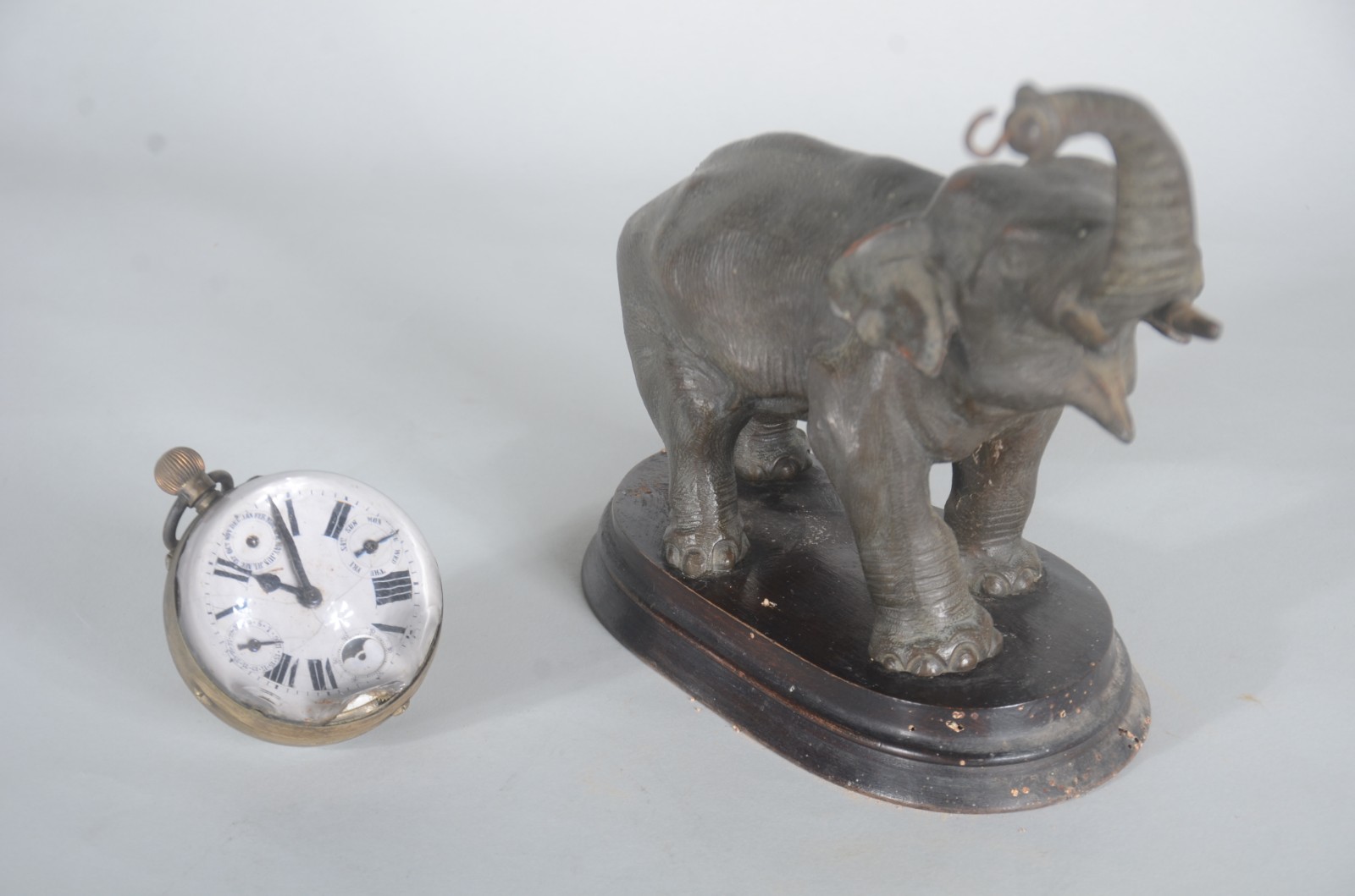 Escultura de bronze representando elefante com relógio globo de... - foto 6 de 11