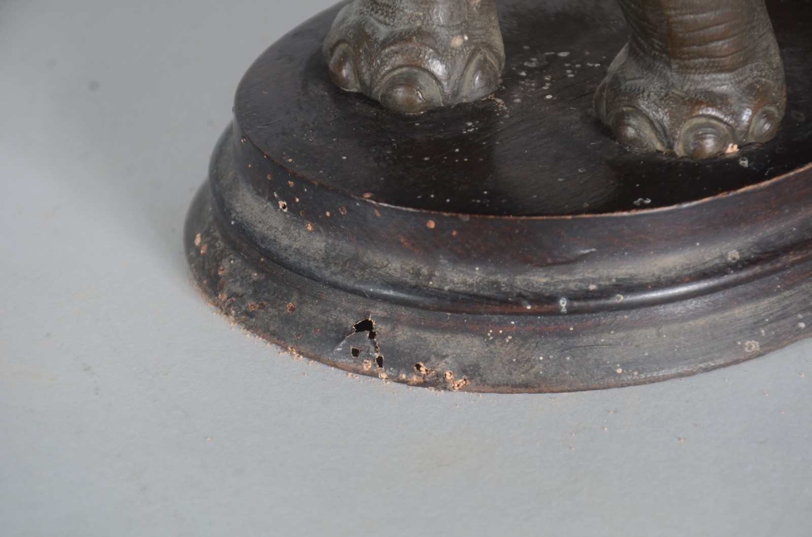 Escultura de bronze representando elefante com relógio globo de... - foto 10 de 11