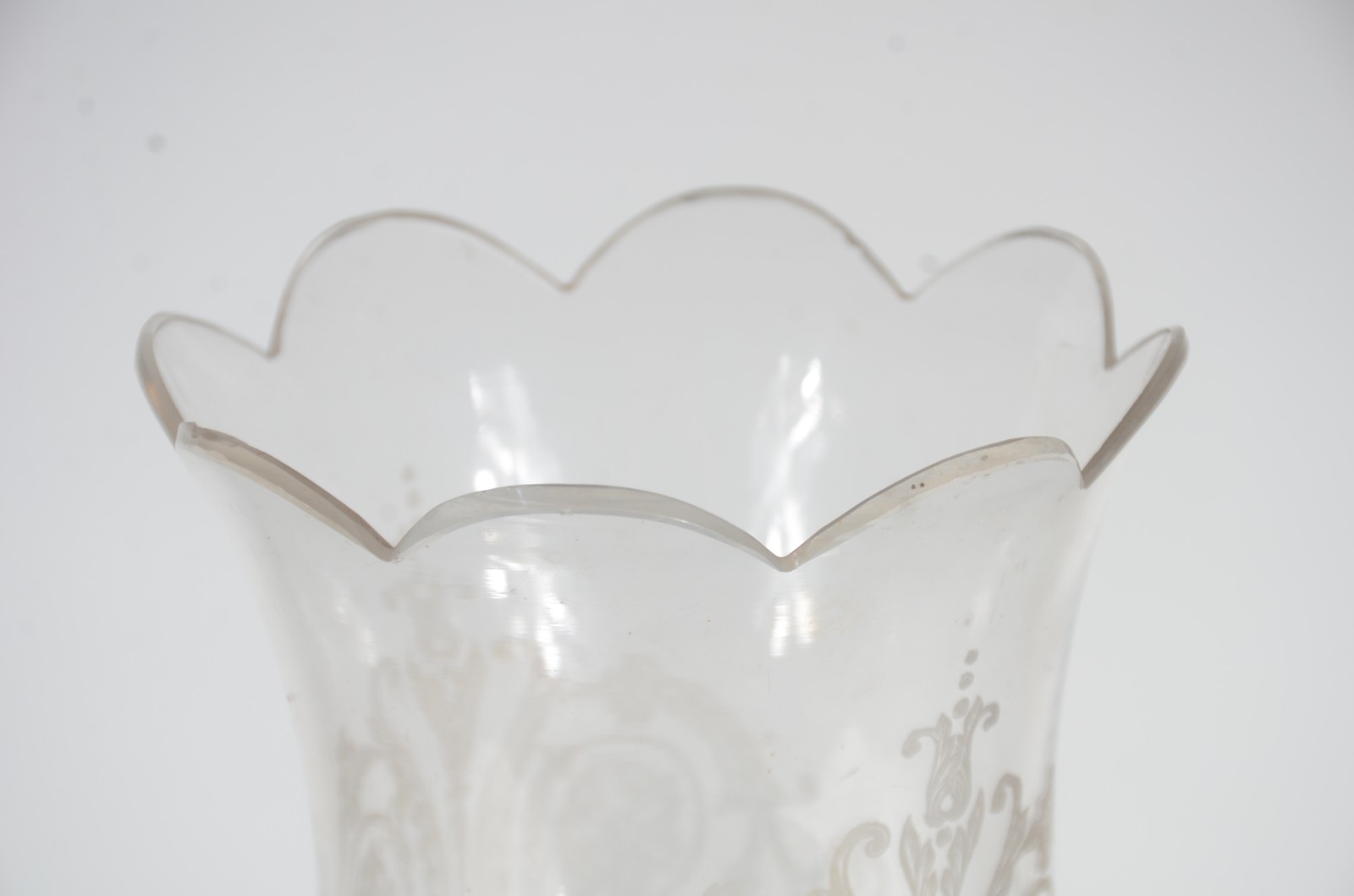 Luminária com manga de cristal. Pequeno lascado na manga. - foto 3 de 10