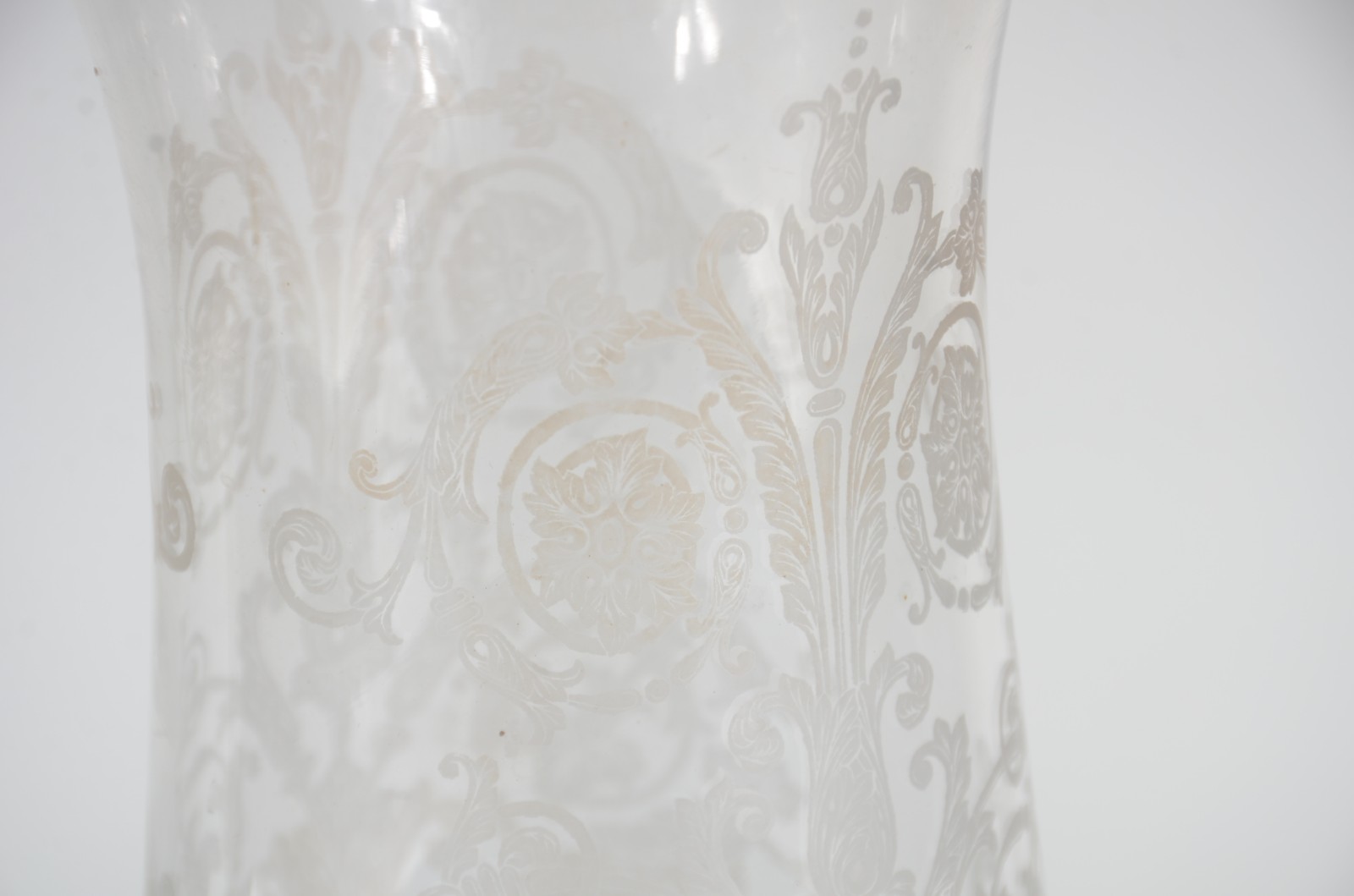 Luminária com manga de cristal. Pequeno lascado na manga. - foto 4 de 10