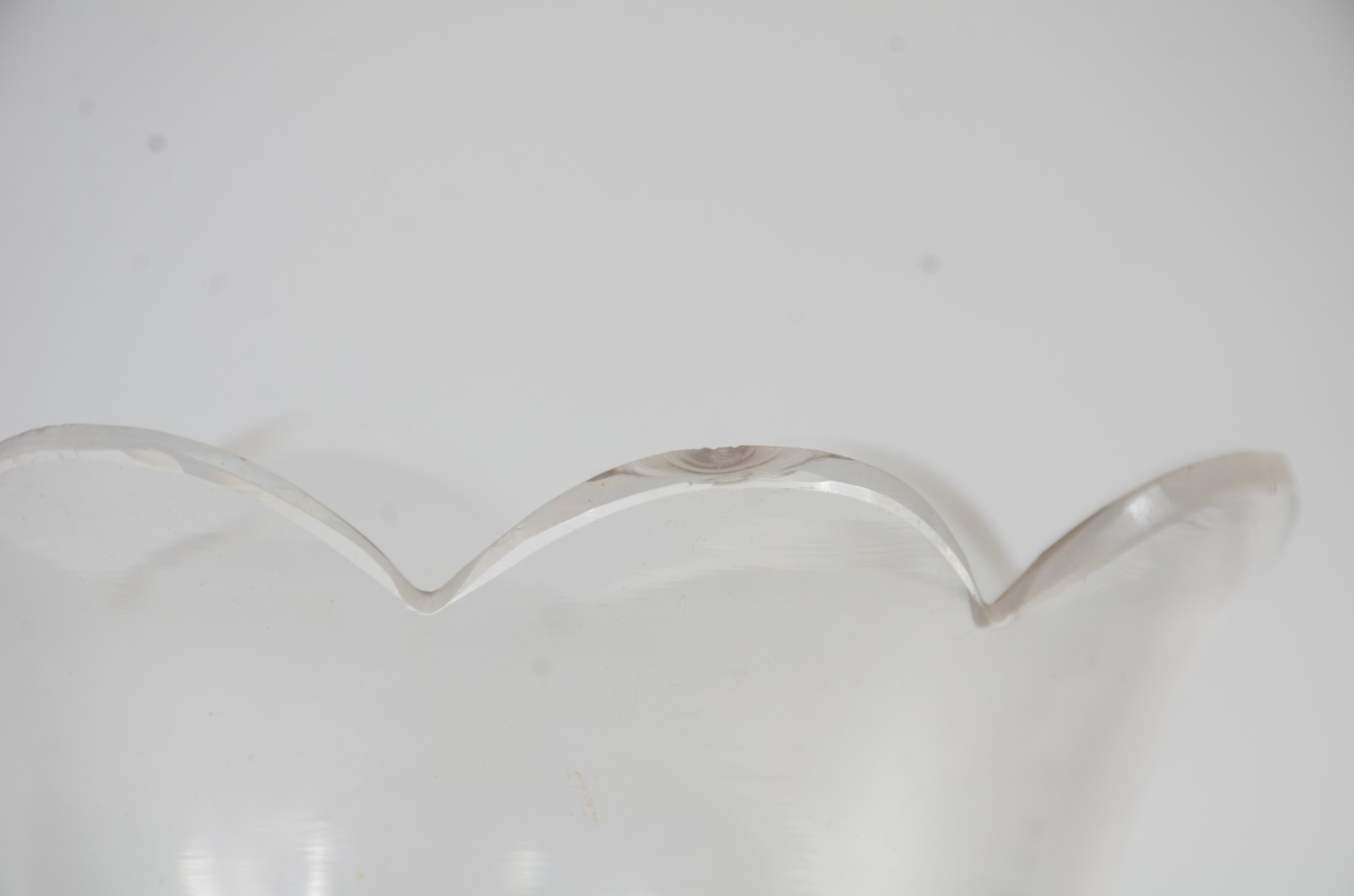 Luminária com manga de cristal. Pequeno lascado na manga. - foto 9 de 10
