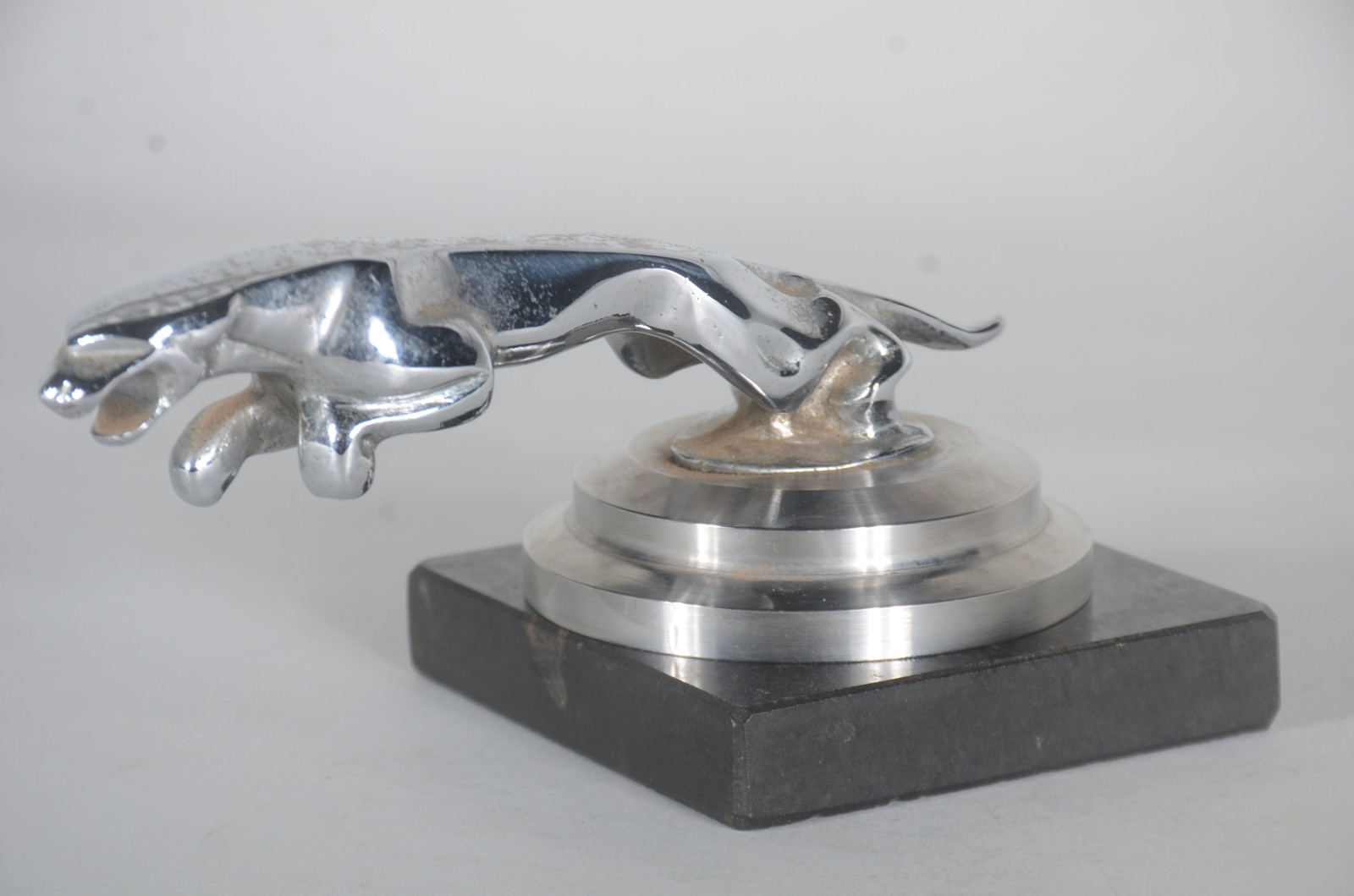 Escultura de metal "inspirada" na marca de automóveis Jaguar. - foto 1 de 10