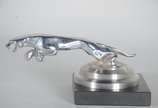 Escultura de metal "inspirada" na marca de auto... - Escultura de metal "inspirada" na marca de automóveis Jaguar.