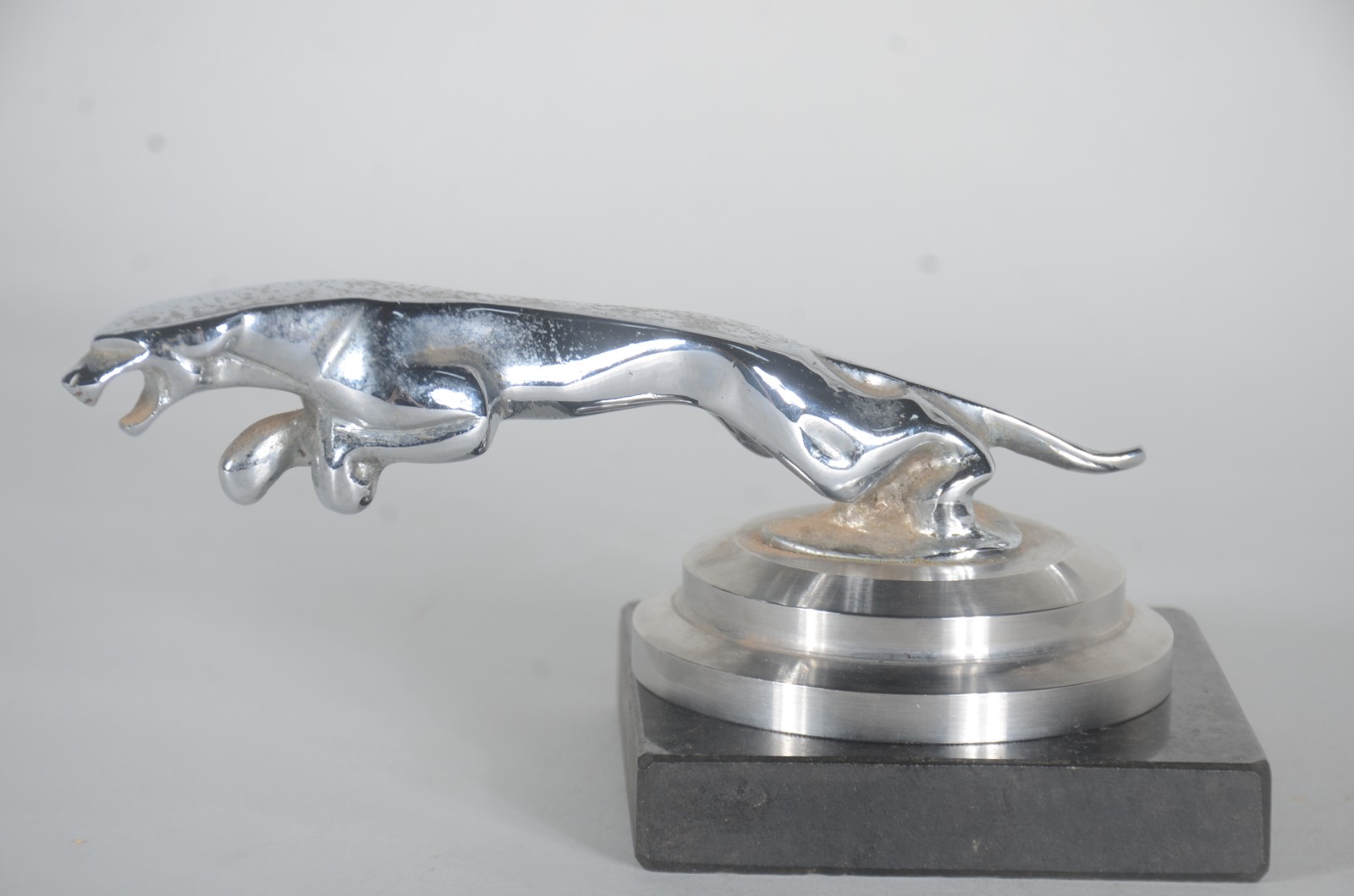 Escultura de metal "inspirada" na marca de automóveis Jaguar. - foto 2 de 10
