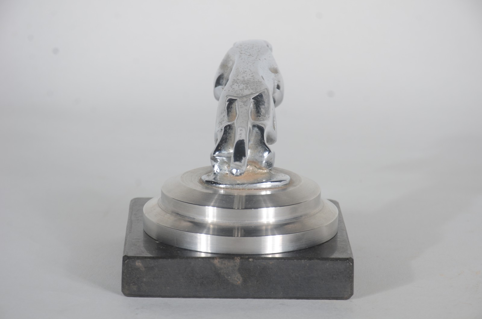 Escultura de metal "inspirada" na marca de automóveis Jaguar. - foto 3 de 10
