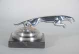 Escultura de metal "inspirada" na marca de auto... - Escultura de metal "inspirada" na marca de automóveis Jaguar.