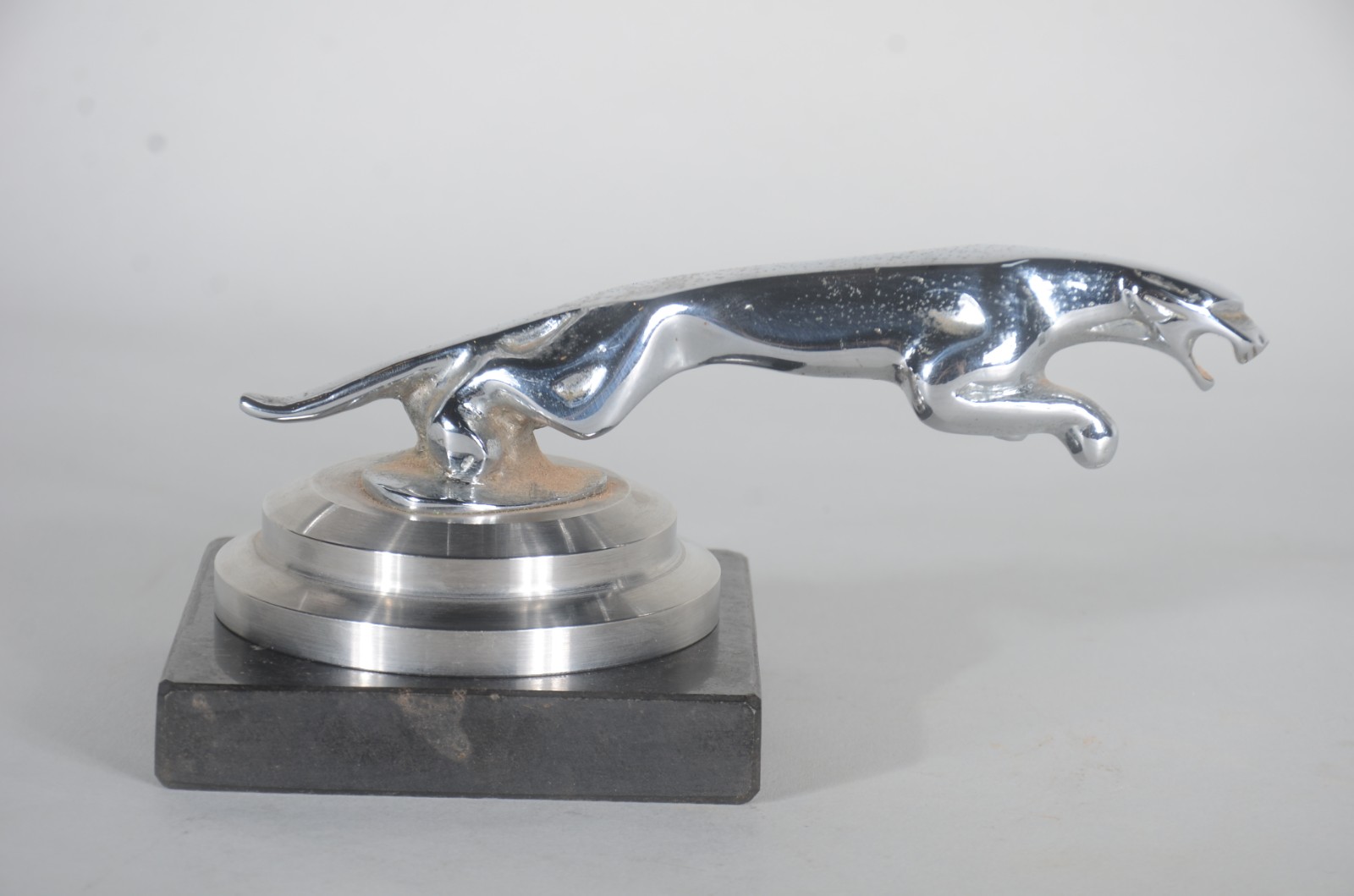 Escultura de metal "inspirada" na marca de automóveis Jaguar. - foto 5 de 10