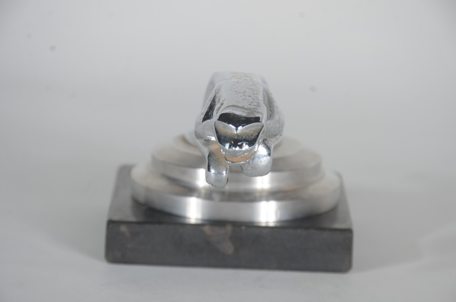 Escultura de metal "inspirada" na marca de automóveis Jaguar. - foto 6 de 10