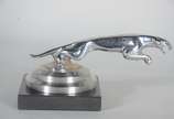 Escultura de metal "inspirada" na marca de auto... - Escultura de metal "inspirada" na marca de automóveis Jaguar.