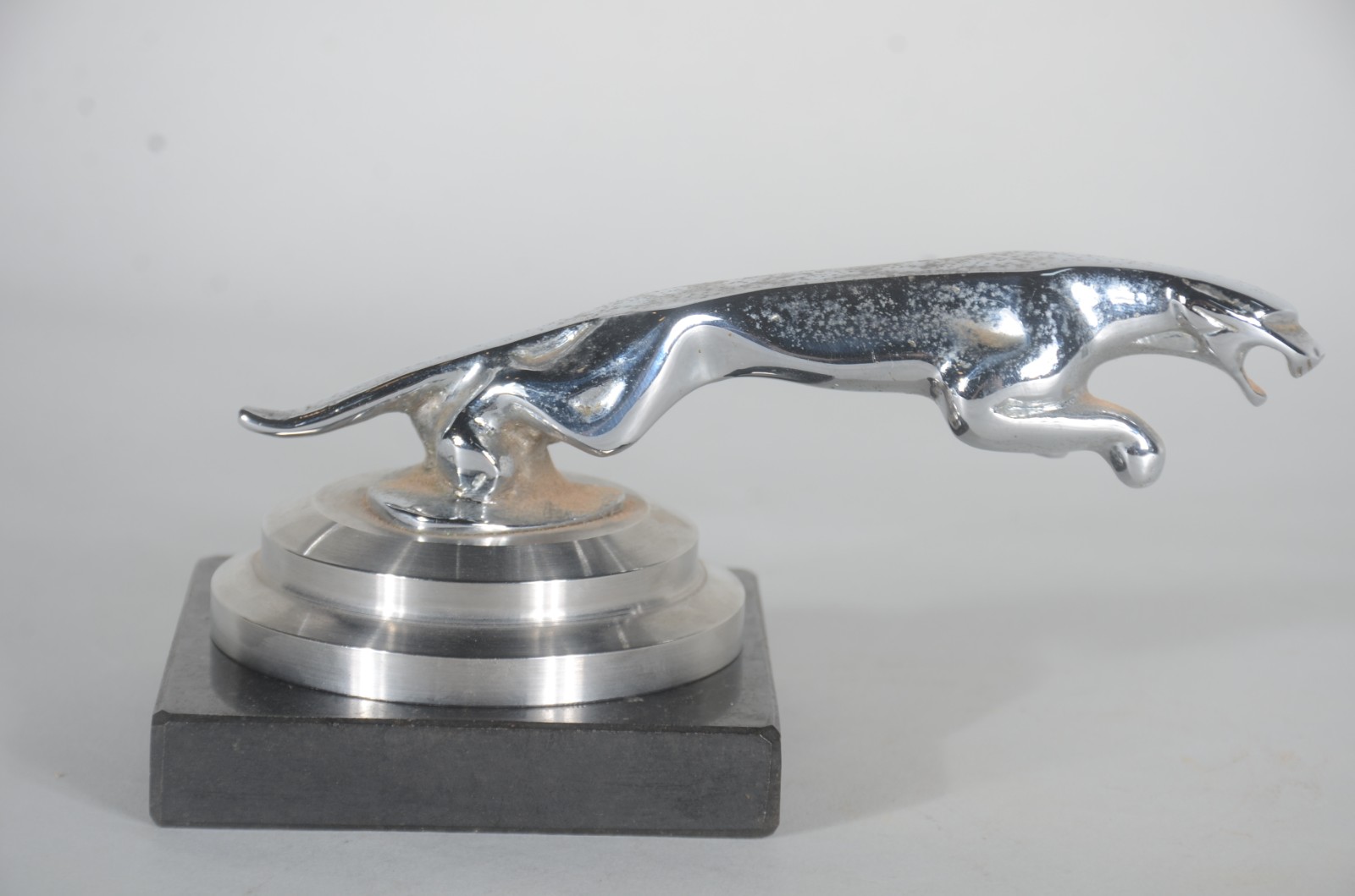Escultura de metal "inspirada" na marca de automóveis Jaguar. - foto 7 de 10