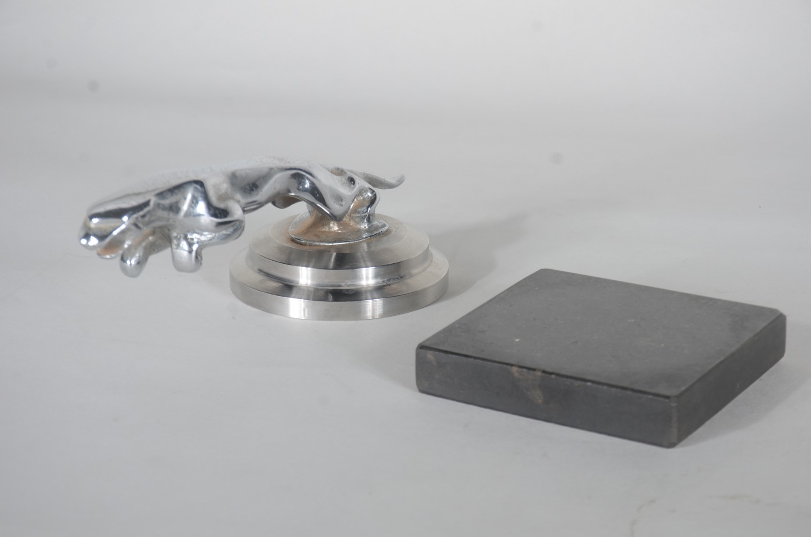 Escultura de metal "inspirada" na marca de automóveis Jaguar. - foto 8 de 10