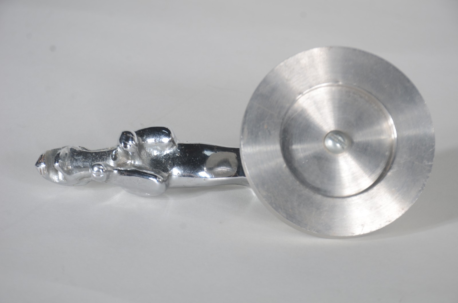 Escultura de metal "inspirada" na marca de automóveis Jaguar. - foto 9 de 10