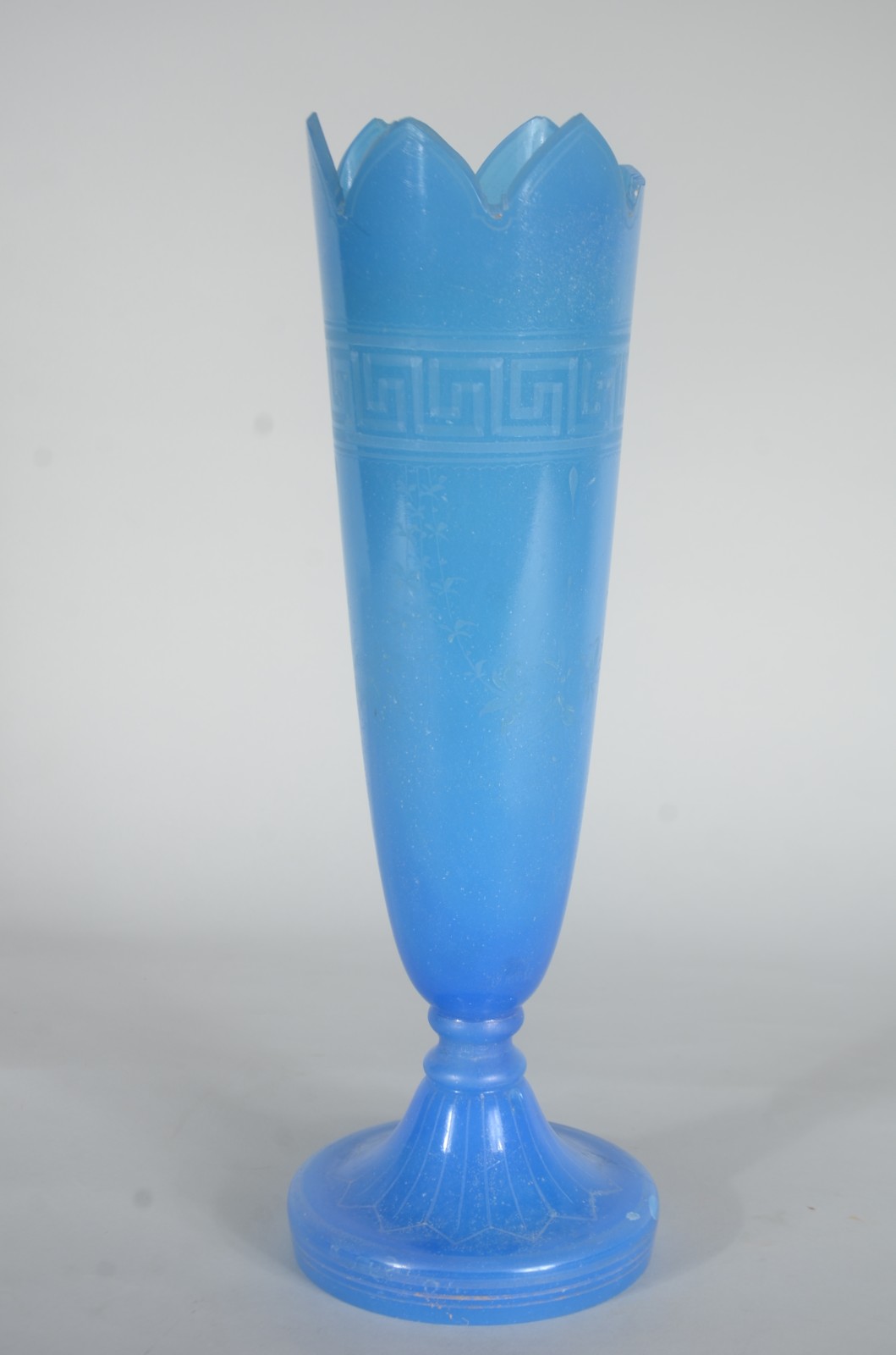 Vaso de opalina azul, borda dentada. Um dente da borda quebrado e... - foto 1 de 8