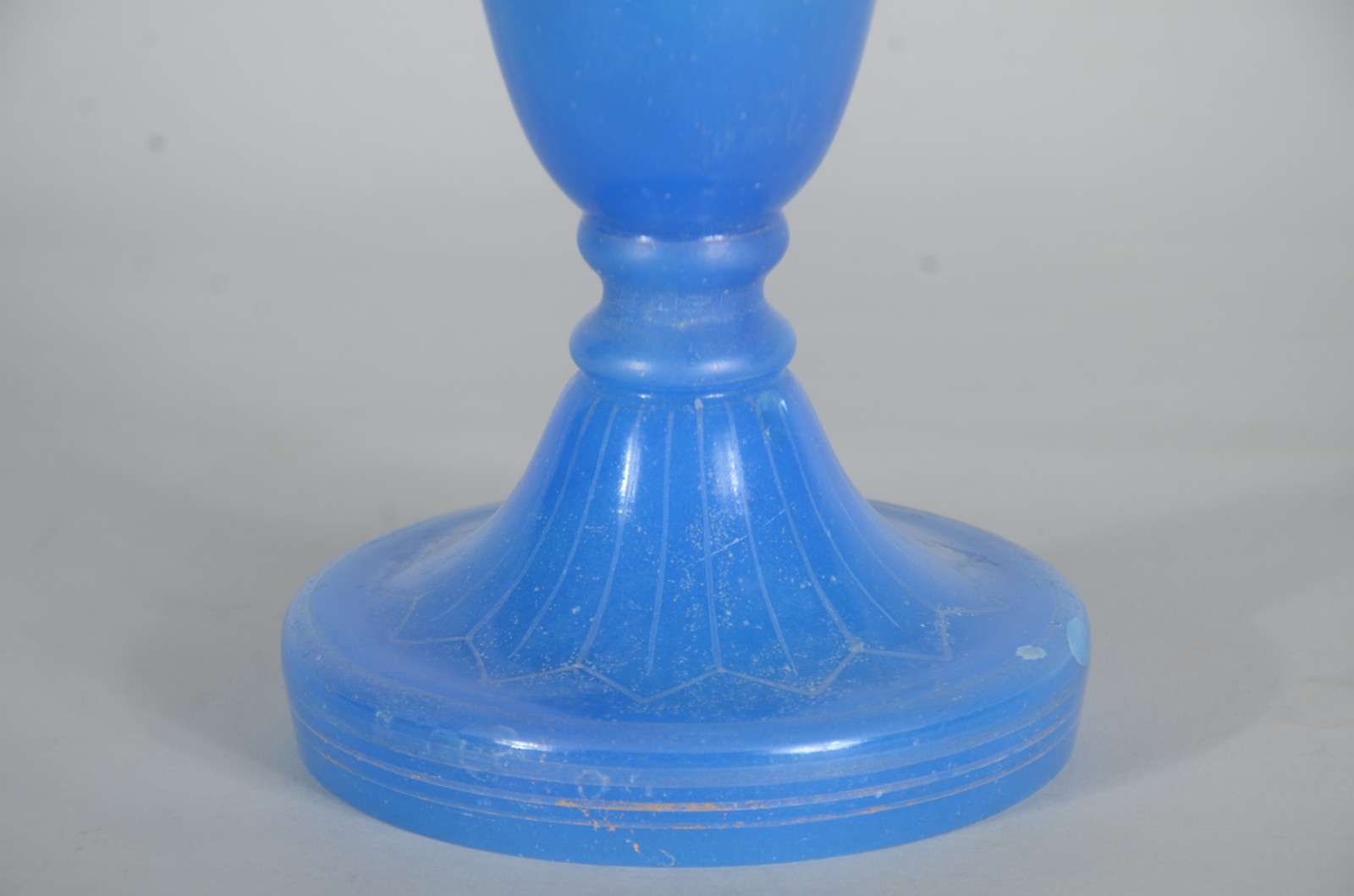 Vaso de opalina azul, borda dentada. Um dente da borda quebrado e... - foto 2 de 8