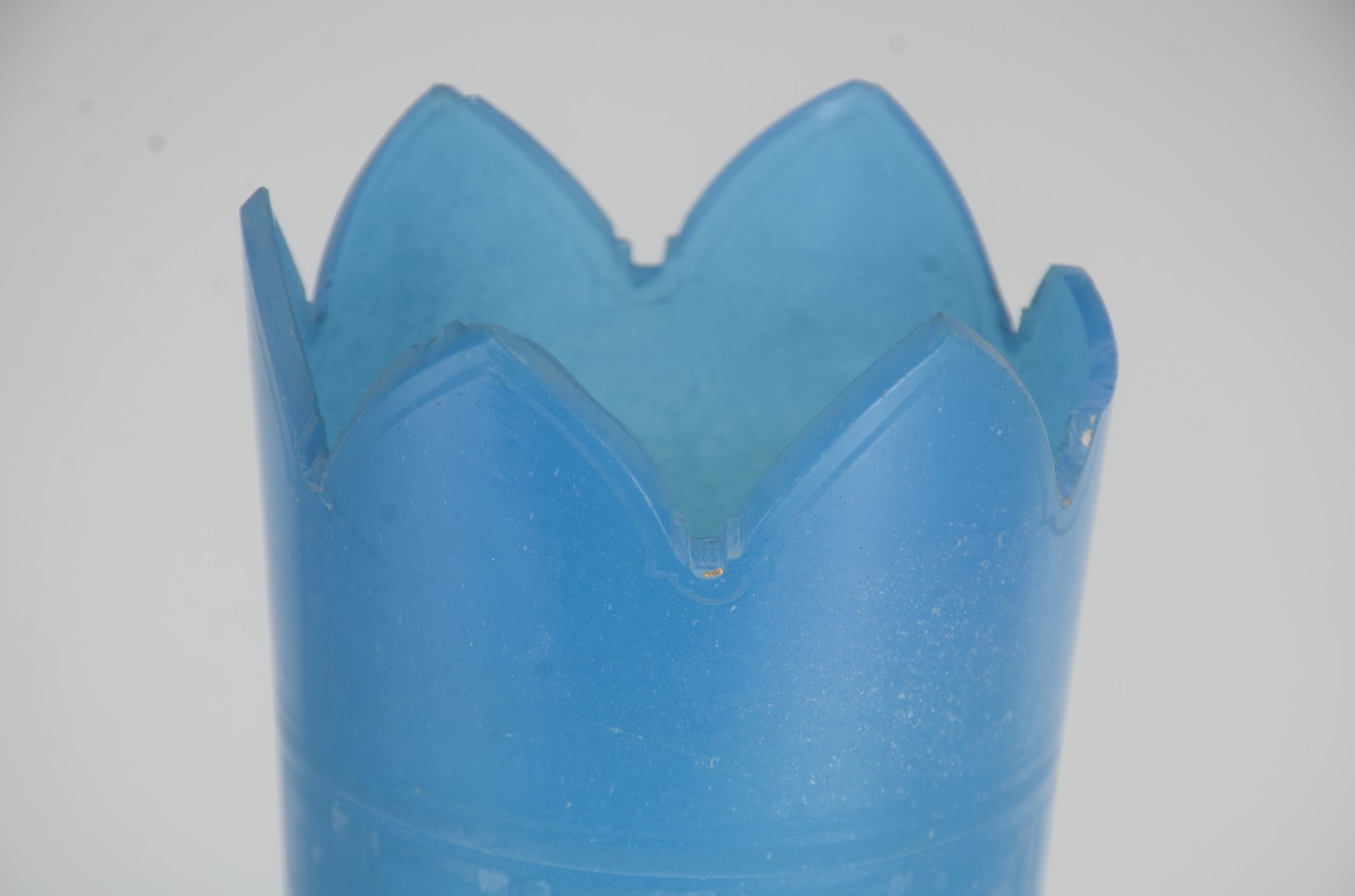 Vaso de opalina azul, borda dentada. Um dente da borda quebrado e... - foto 3 de 8