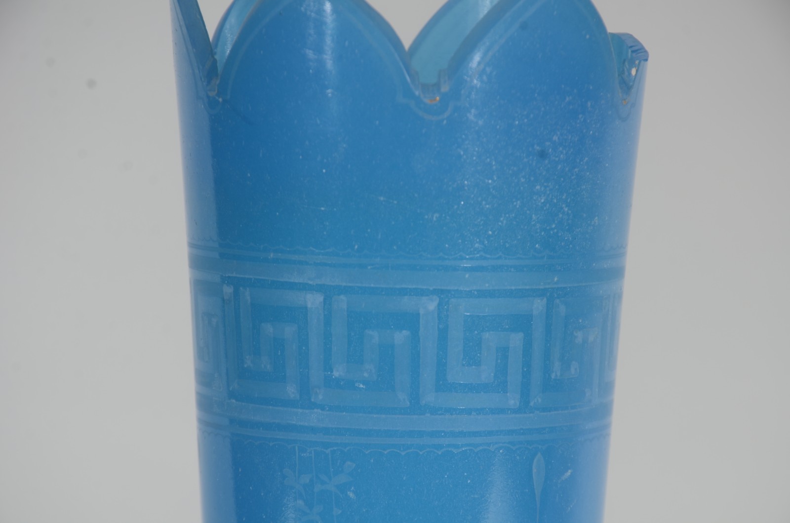 Vaso de opalina azul, borda dentada. Um dente da borda quebrado e... - foto 4 de 8