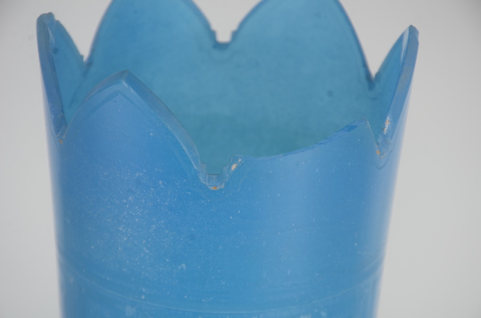 Vaso de opalina azul, borda dentada. Um dente da borda quebrado e... - foto 5 de 8