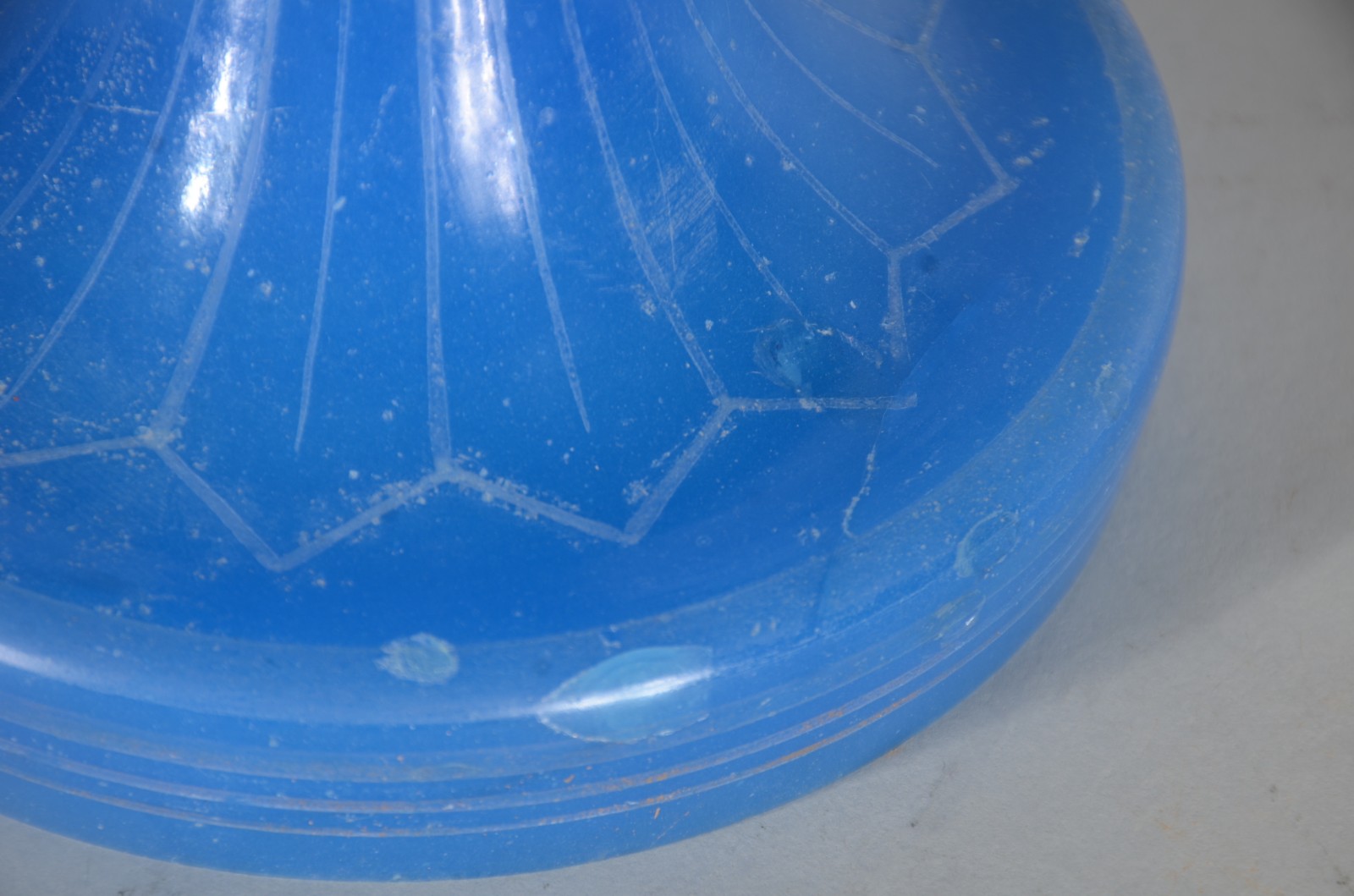 Vaso de opalina azul, borda dentada. Um dente da borda quebrado e... - foto 6 de 8