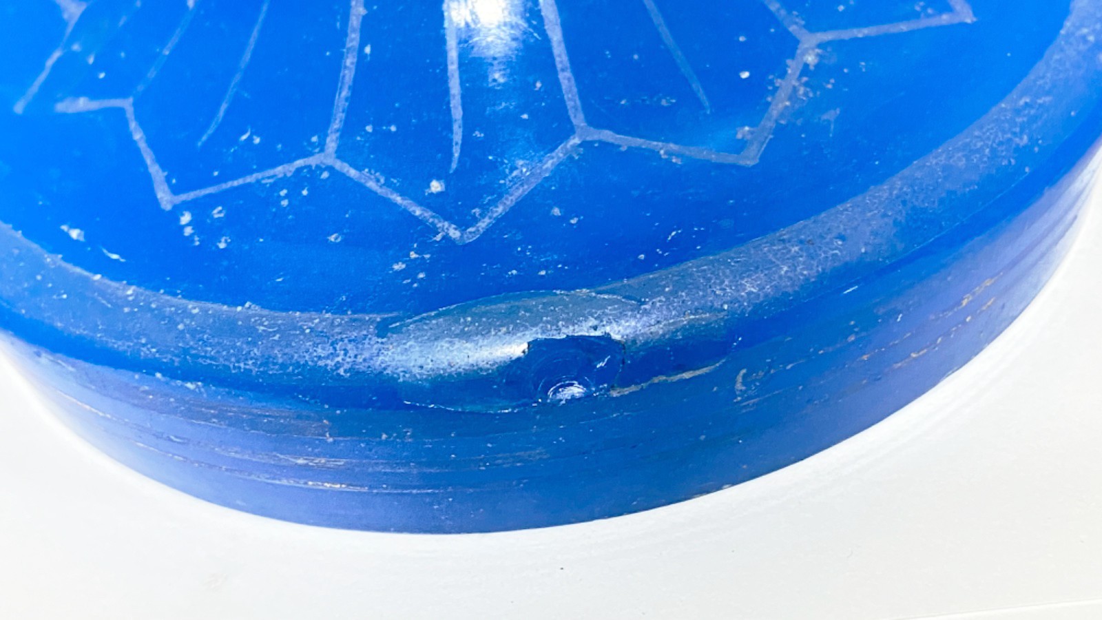 Vaso de opalina azul, borda dentada. Um dente da borda quebrado e... - foto 7 de 8