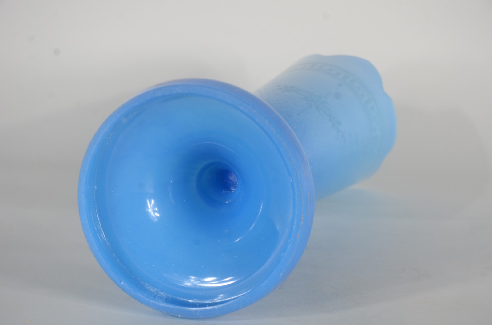Vaso de opalina azul, borda dentada. Um dente da borda quebrado e... - foto 8 de 8