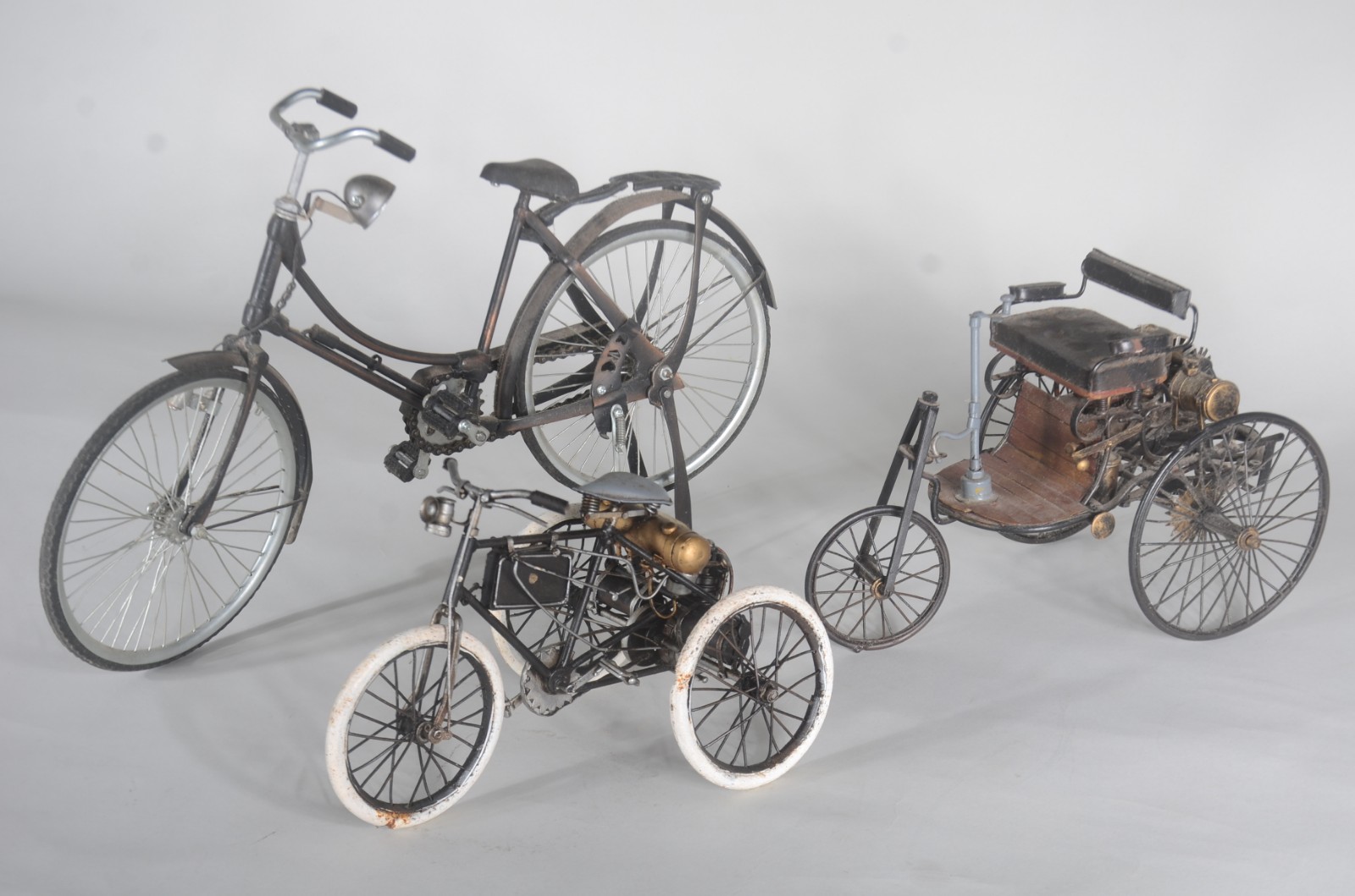 Três miniaturas de bicicleta em metal. Uma delas com guidon solto. - foto 1 de 11
