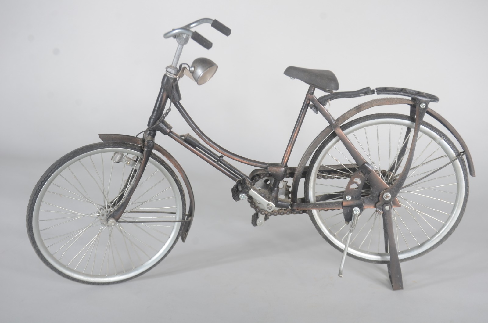 Três miniaturas de bicicleta em metal. Uma delas com guidon solto. - foto 2 de 11