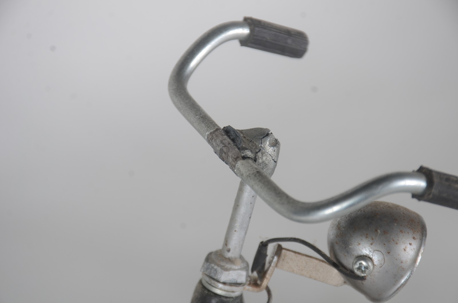 Três miniaturas de bicicleta em metal. Uma delas com guidon solto. - foto 3 de 11