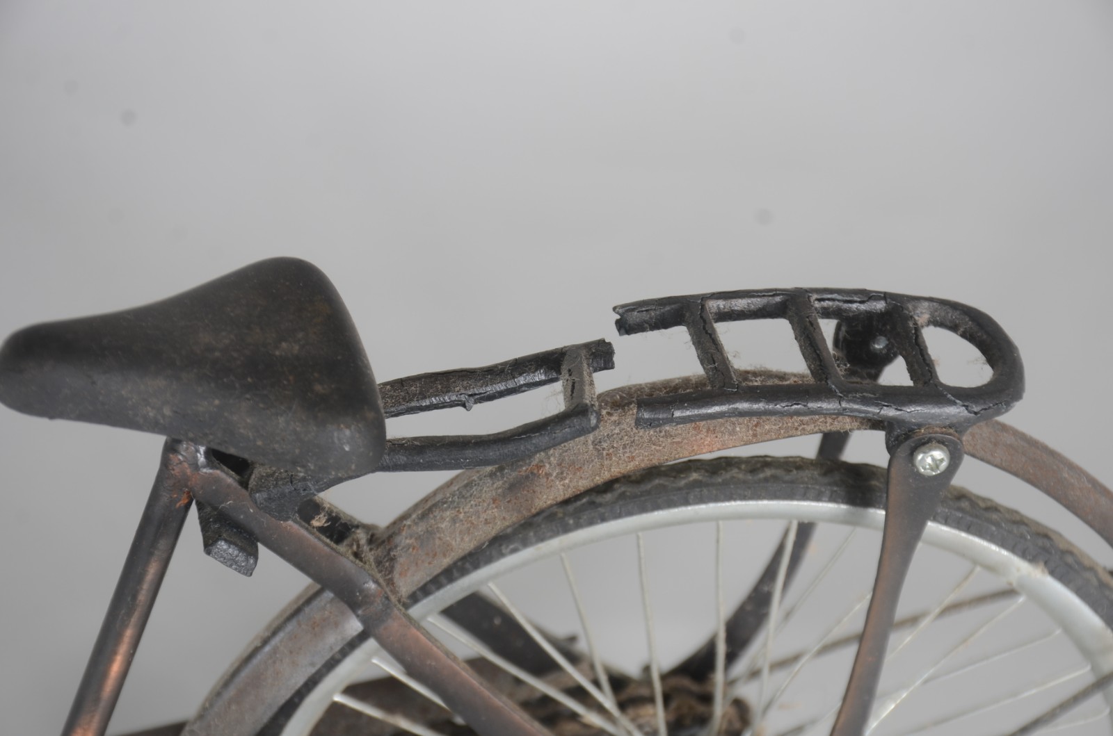 Três miniaturas de bicicleta em metal. Uma delas com guidon solto. - foto 4 de 11