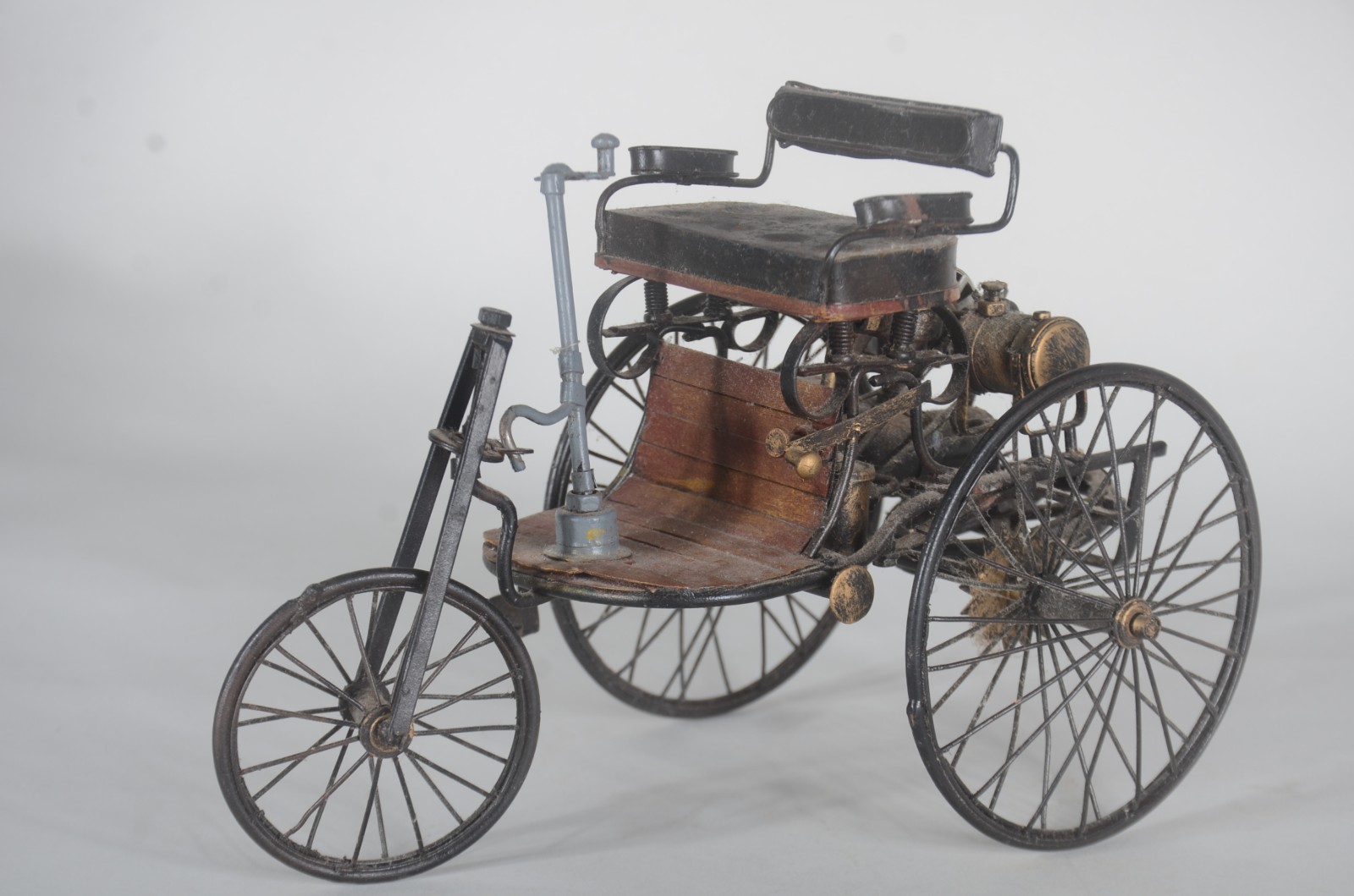 Três miniaturas de bicicleta em metal. Uma delas com guidon solto. - foto 5 de 11