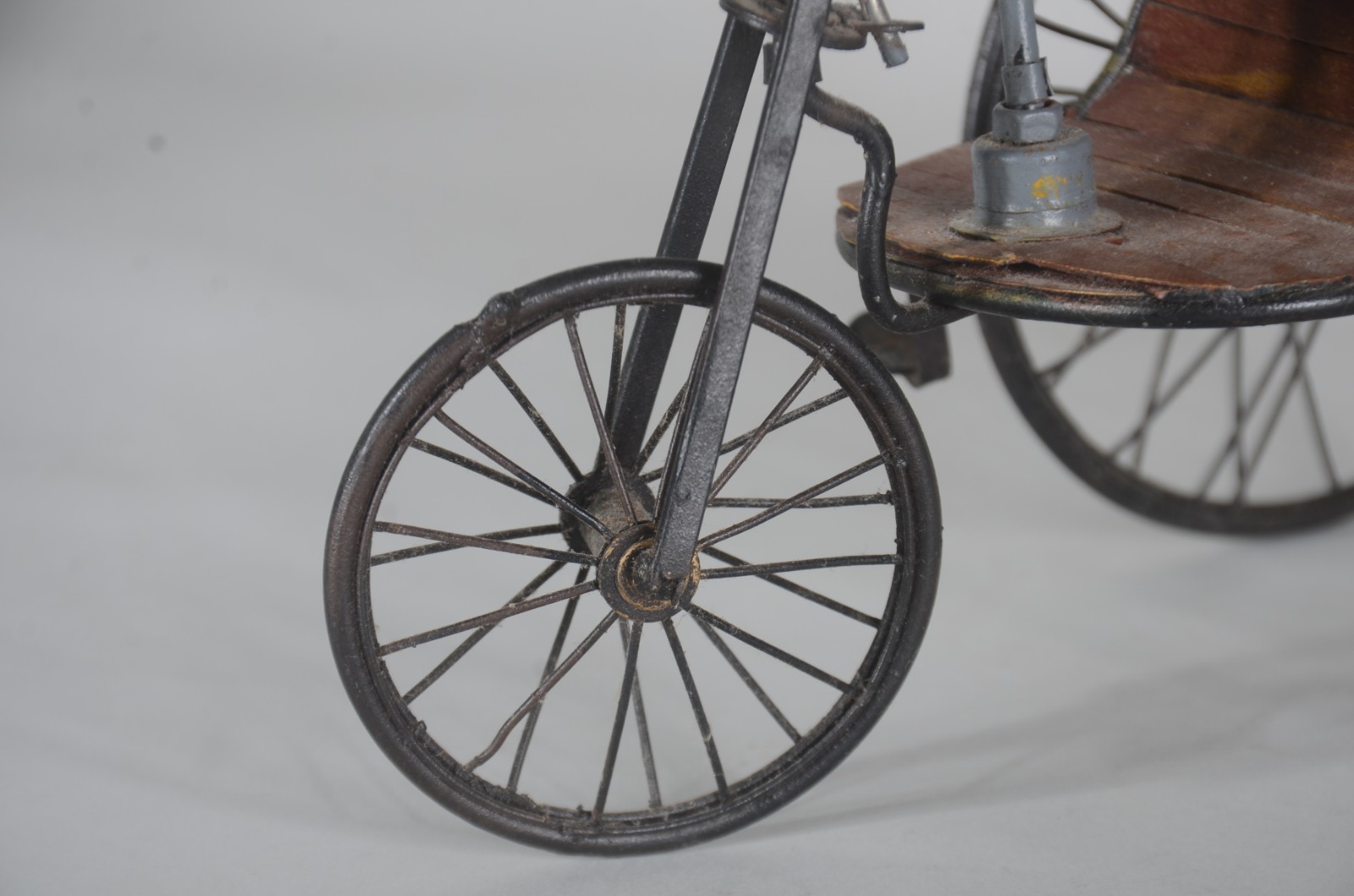 Três miniaturas de bicicleta em metal. Uma delas com guidon solto. - foto 6 de 11