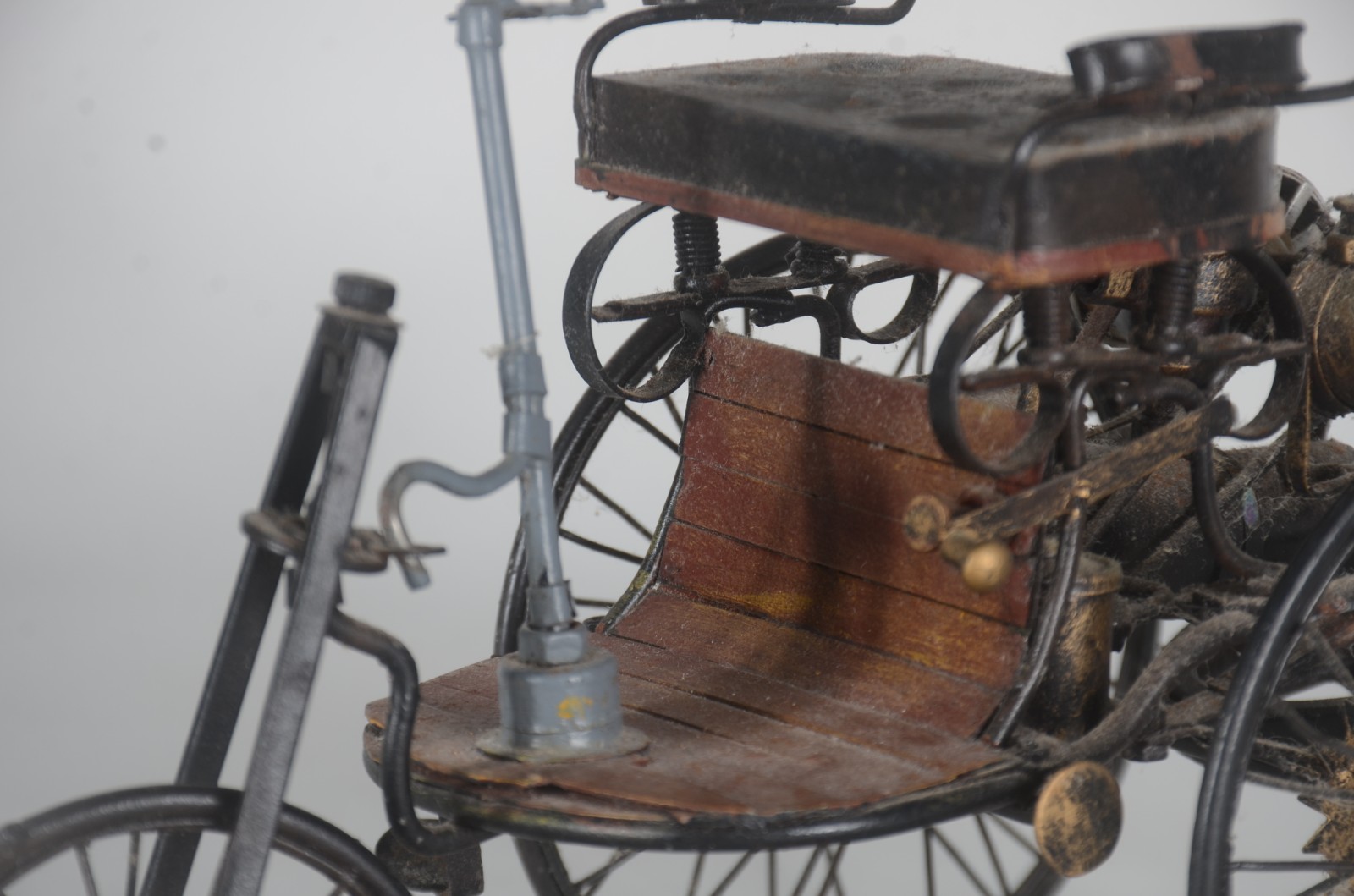 Três miniaturas de bicicleta em metal. Uma delas com guidon solto. - foto 7 de 11