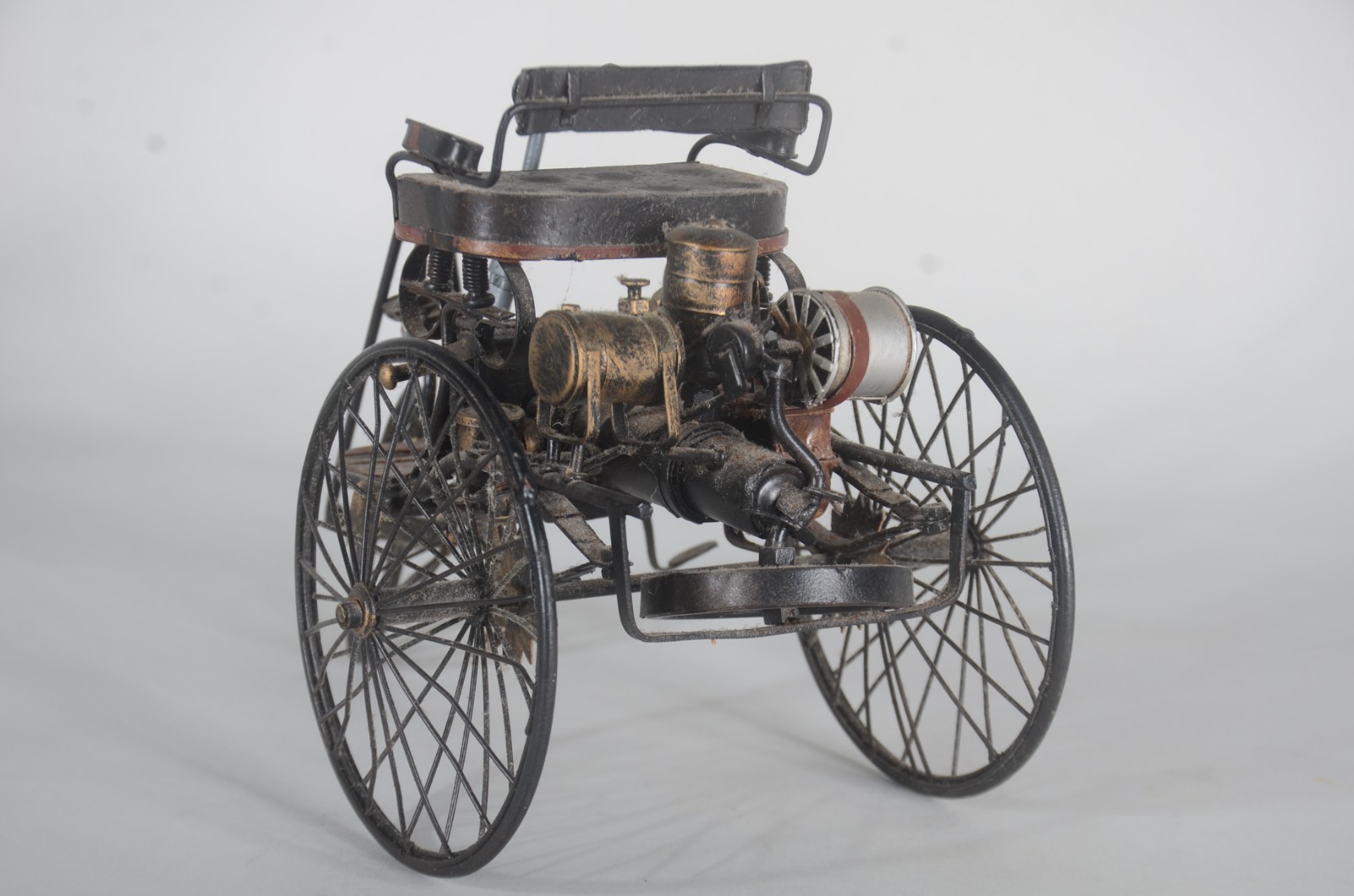 Três miniaturas de bicicleta em metal. Uma delas com guidon solto. - foto 8 de 11