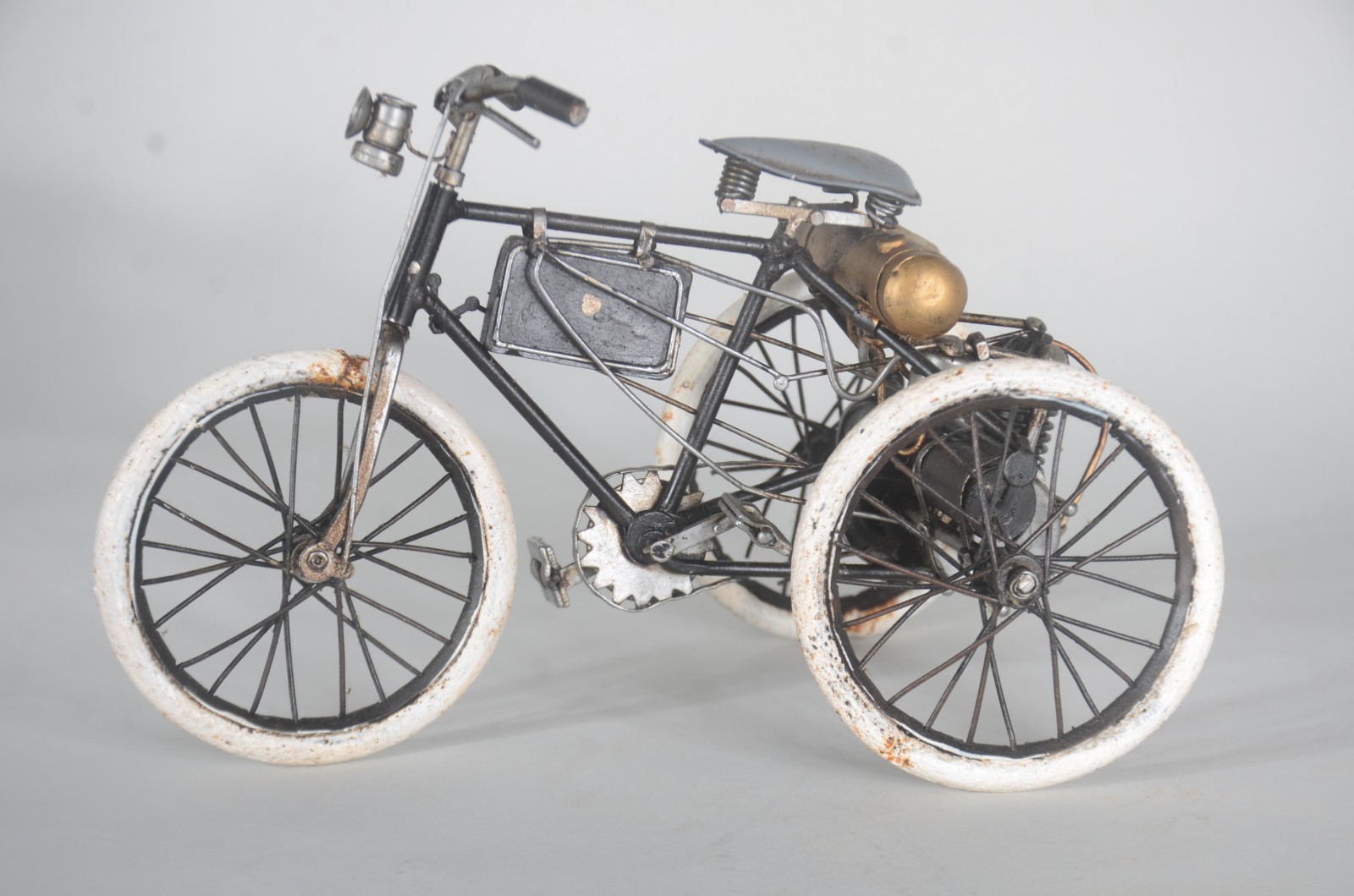 Três miniaturas de bicicleta em metal. Uma delas com guidon solto. - foto 9 de 11