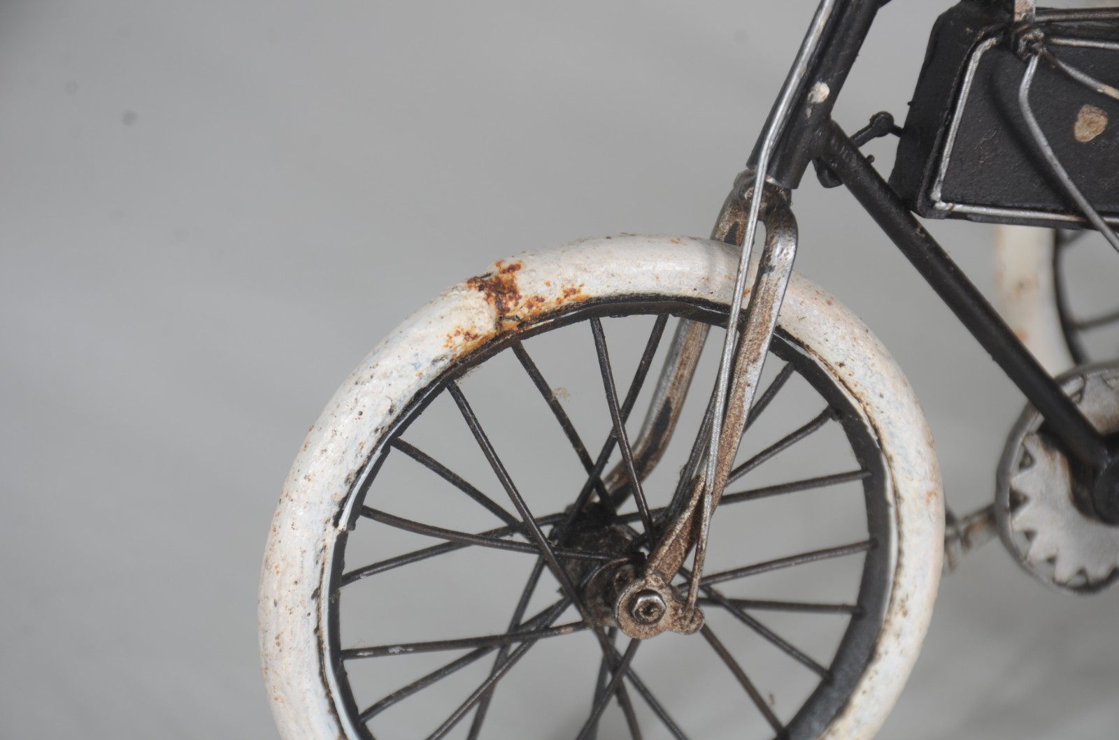 Três miniaturas de bicicleta em metal. Uma delas com guidon solto. - foto 10 de 11