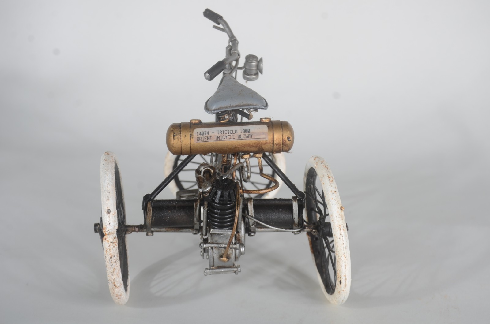 Três miniaturas de bicicleta em metal. Uma delas com guidon solto. - foto 11 de 11