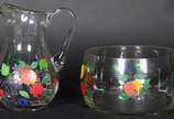Duas peças de vidro sendo Jarra ( altura:  26cm... - Duas peças de vidro sendo Jarra ( altura:  26cm )  e   Bowl  , decorados com frutos coloridos.