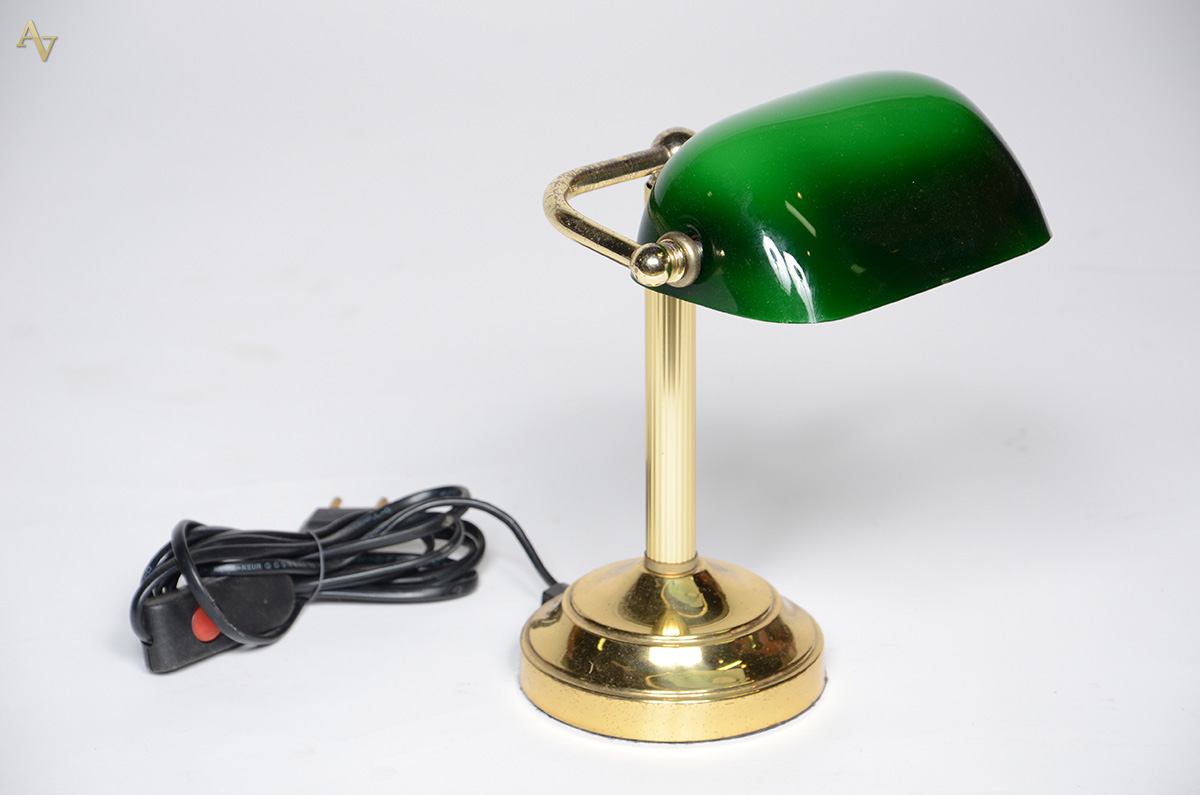 Abajour de metal dourado com cúpula de vidro na cor verde. Altura 26...