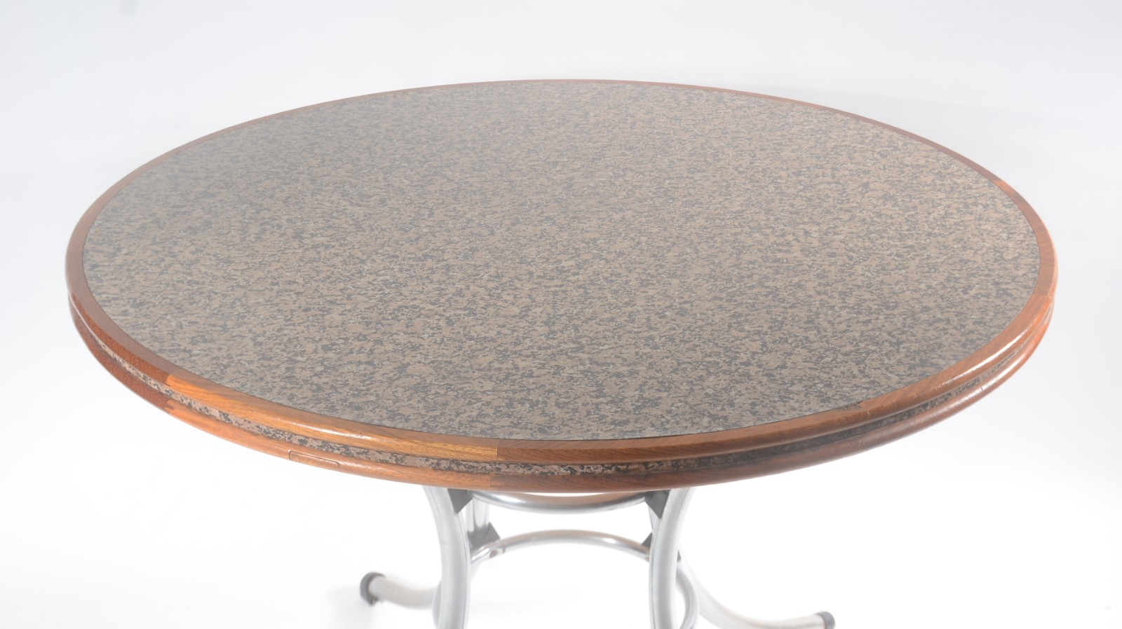 Conjunto de mesa redonda com base de metal e tampo de granito com... - foto 3 de 9