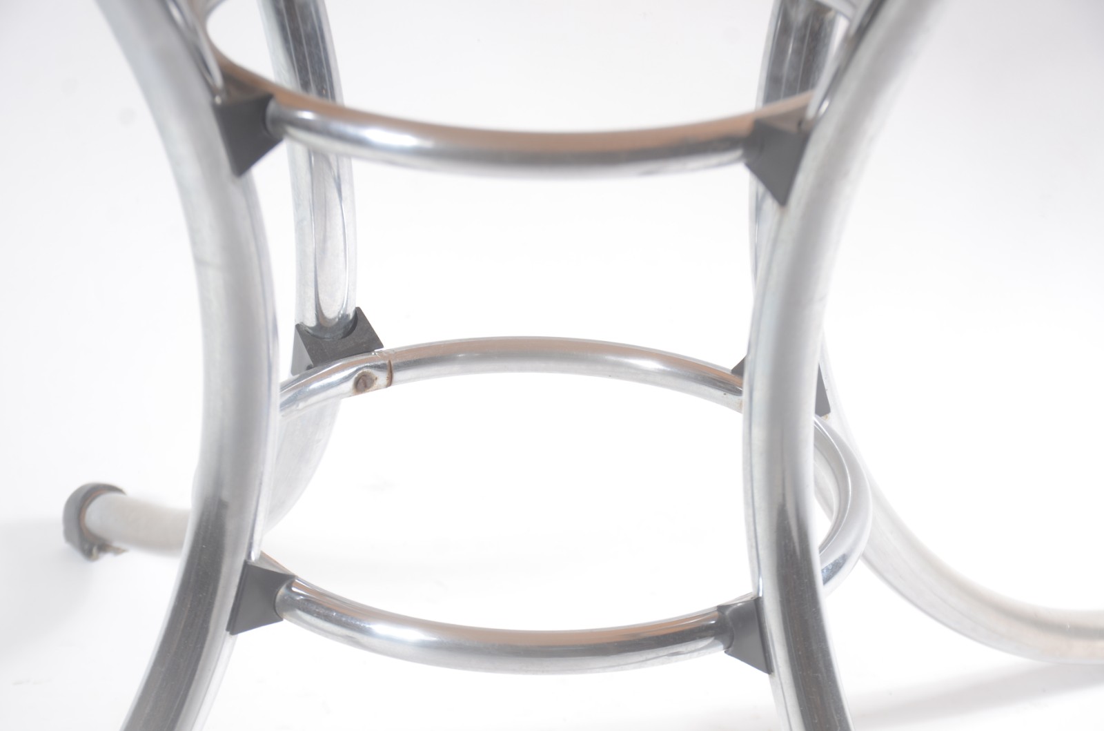 Conjunto de mesa redonda com base de metal e tampo de granito com... - foto 5 de 9