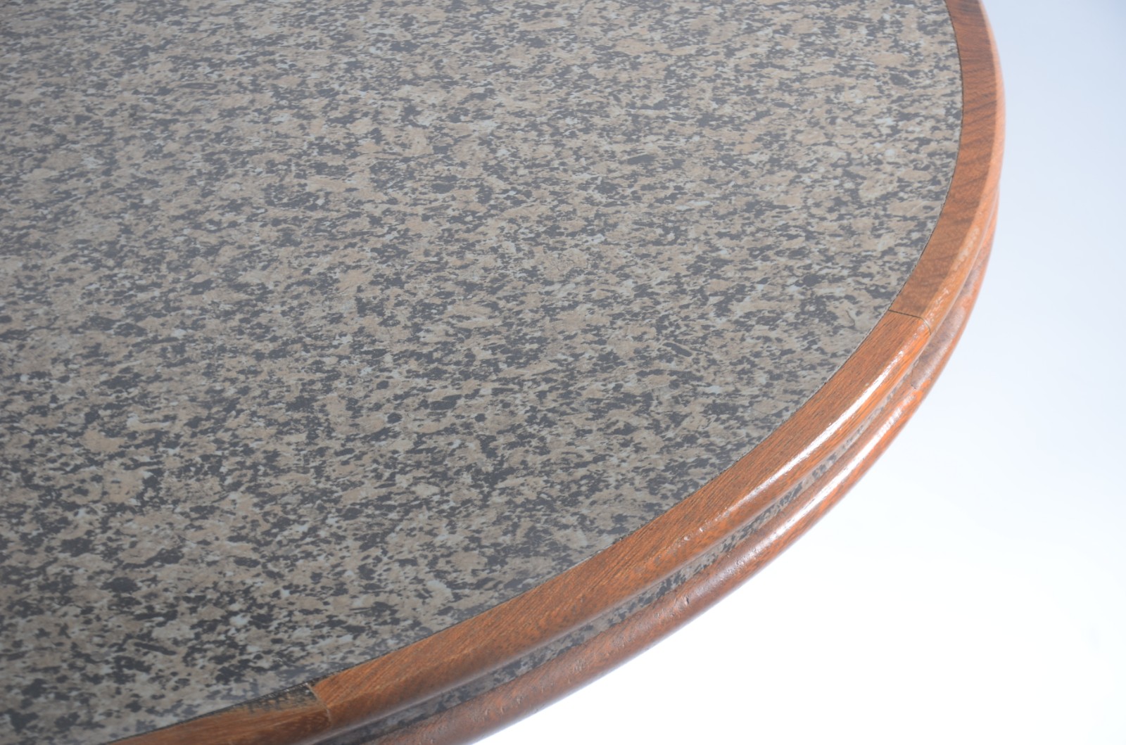 Conjunto de mesa redonda com base de metal e tampo de granito com... - foto 6 de 9