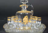 Antigo conjunto de Licoreira com 6 cálices  e p... - Antigo conjunto de Licoreira com 6 cálices  e presentoir de cristal europeu decorado com guirlandas douradas ( bandeja com pequenos bicados ) . ...